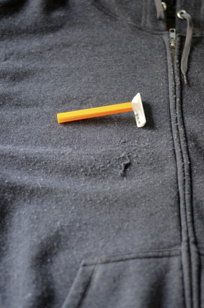 4. Foloseste un bic pentru a scapa de scame