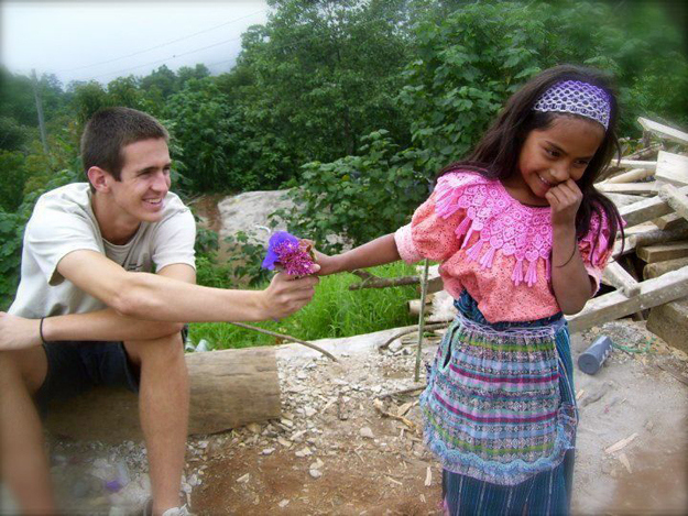 Guatemala: o fata primeste un buchet de flori de la un turist