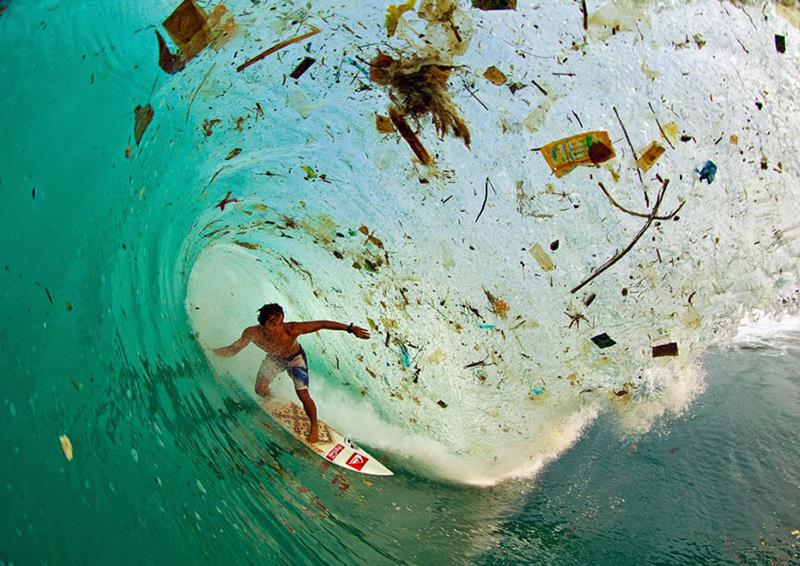 1. Surf printre resturi in Indonezia