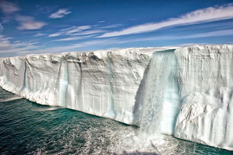 8. Iceberg enorm care se topeste