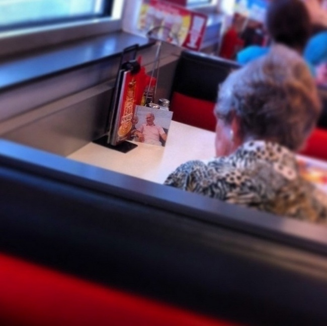 Sotul acestei femei a trecut in nefiinta, dar ea continua sa vina la restaurant cu poza lui, pentru a lua masa impreuna, asa cum faceau aproape in fiecare zi