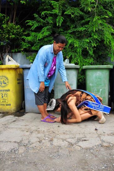 Dupa ce a castigat Miss Thailanda 2015, Khanittha Phasaeng, in genunchi in fata mamei sale. Femeia a strans si a reciclat gunoaie toata viata, pentru a-si creste fiica si a-i oferi un viitor mai bun