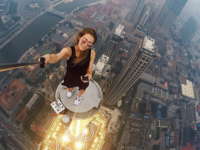 Angelina Nikolau: selfie-uri riscante si captivante