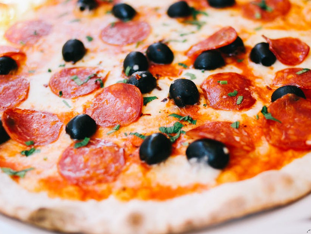 Pizza cu salam Pepperoni