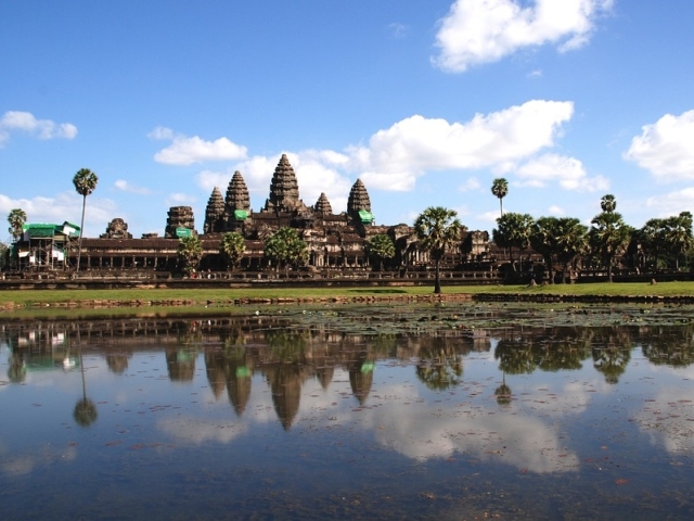 Numele de Angkor Wat se traduce prin "Orasul Templu"