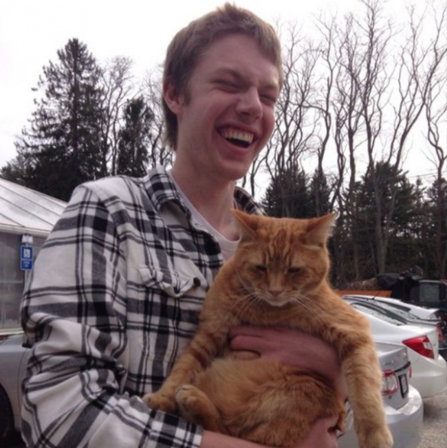 Un tanar nevazator tine pentru prima data o pisica in brate