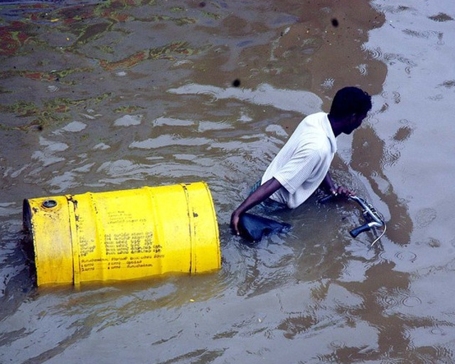 Barbat cu bicicleta, incercand sa ajunga la destinatie