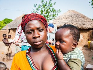 Mamele din Kenya evita sa isi priveasca bebelusii in ochi