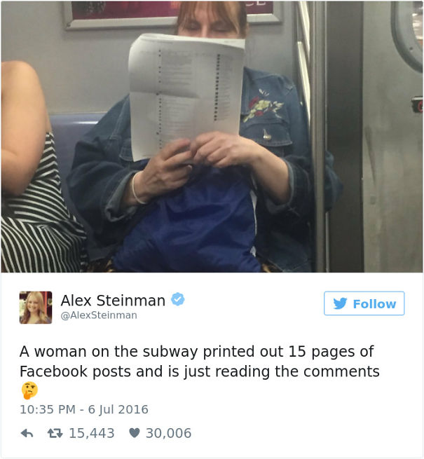 O femeie a printat cateva postari de pe Facebook si citeste, in metrou, comentariile