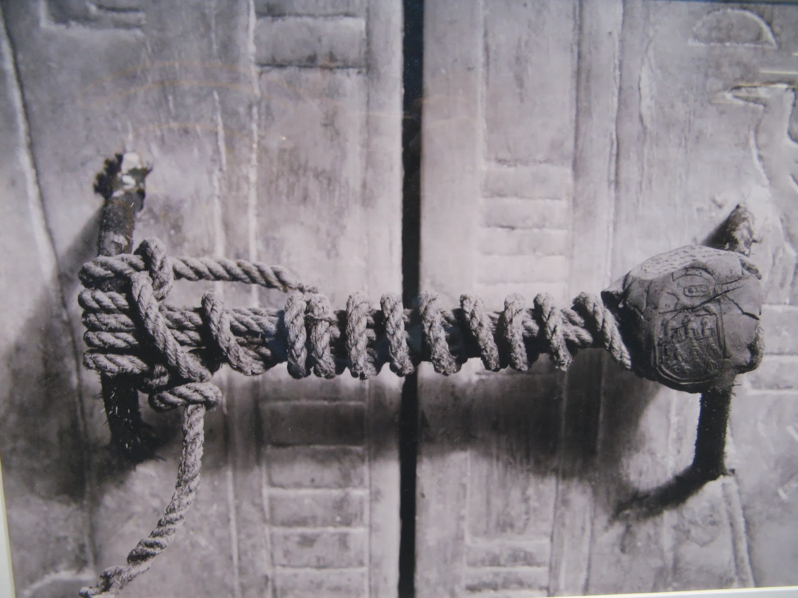 Sigiliul de la mormantul faraonului Tutankhamon (1922) a stat neatins timp de 3.245 de ani