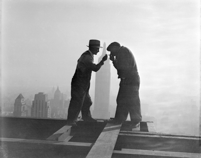 Pauza de tigara in timpul constructiei cladirii Comcast (cunoscuta si ca RCA Building)