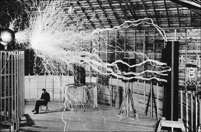 Nicola Tesla in laboratorul sau