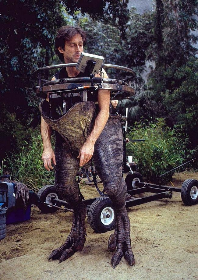 John Rosengrant, responsabil cu efectele speciale din "Jurassic Park III", verifica personal costumul unui dinozaur