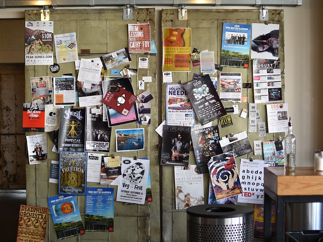 Postere pe peretele din dormitor