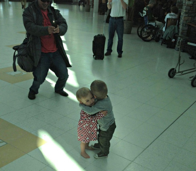 Doi copii care nu se cunosteau s-au intalnit in aeroport si s-au imbratisat... ca si cum le-ar fi fost dor unul de celalalt
