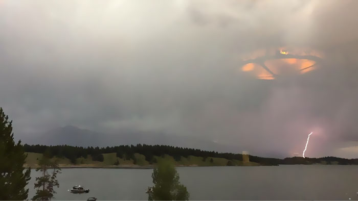 Reflexia unei ferestre ce pare un OZN