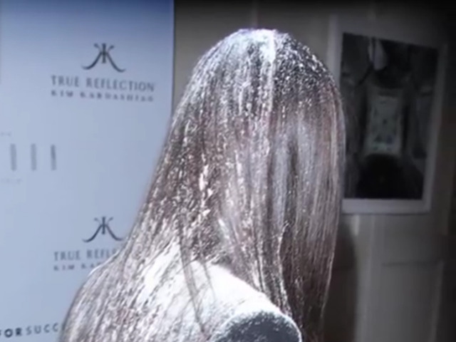 Kim Kardashian, atacata cu faina pe covorul rosu