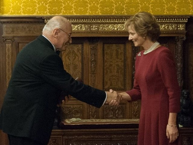 Nu intinde mana unui membru al Casei Regale. Initiativa trebuie sa vina din partea acestuia