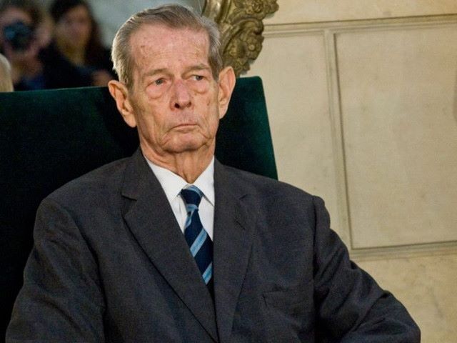 Regelui i te vei adresa cu ”Sire” sau ”Majestatea Voastra”