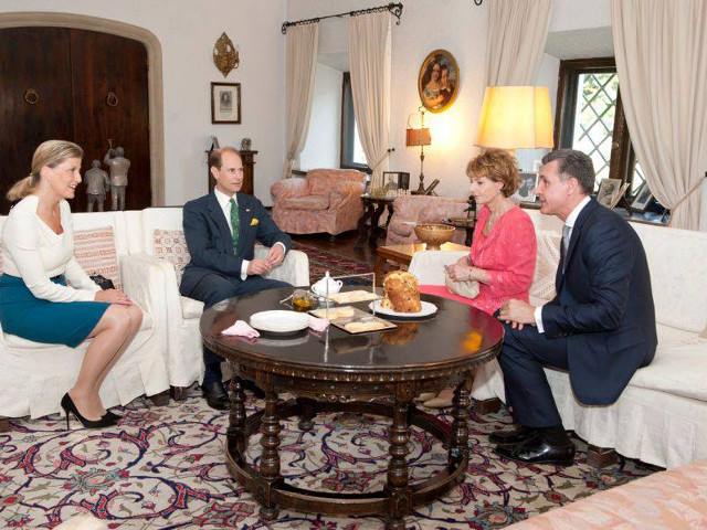 Membrul Familiei Regale este cel care initiaza discutia