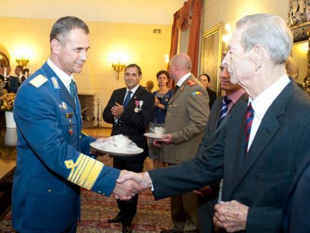 In interactiunea cu Familia Regala, barbatii poarta costum, militarii tinuta militara, iar femeile taior sau rochie in cursul zilei si rochie lunga sau trei-sferturi seara