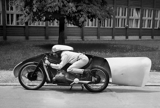 4. BMW a stabilit in 1937 recordul pentru cea mai rapida motocicleta din lume