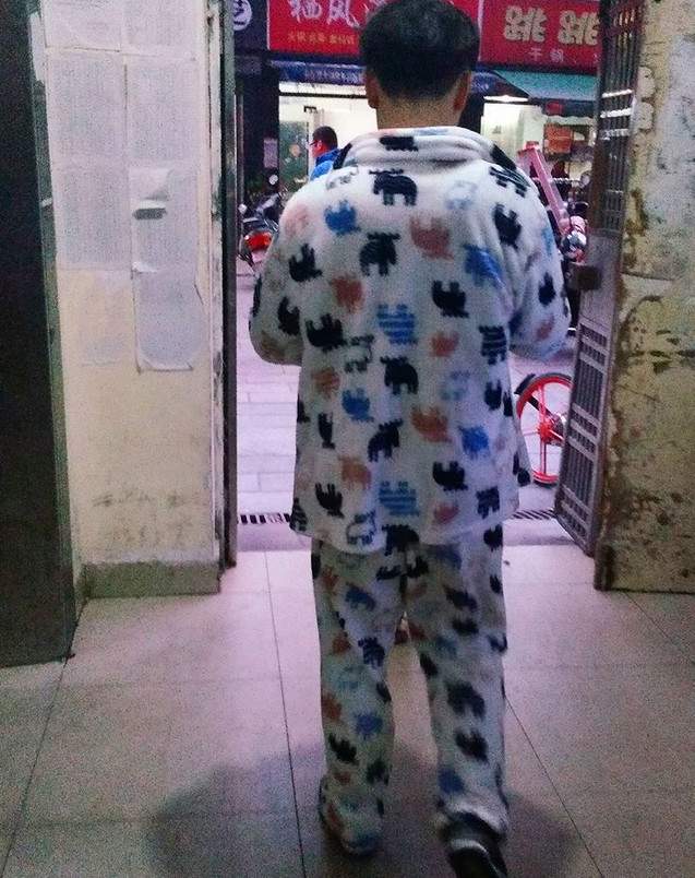 Oamenii pot fi vazut in pijamale pe strada, iar asta nu surprinde pe nimeni