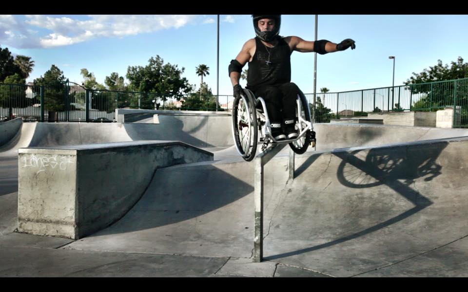 Aaron Fotheringham face skateboarding in scaunul cu rotile