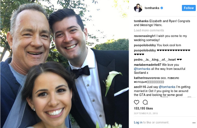 Celebrul actor Tom Hanks s-a intalnit in parc cu 2 tineri insuratei si a acceptat sa faca un selfie cu acestia. Imaginea s-a viralizat imediat