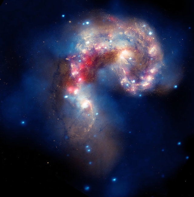Imagini univers: Galaxiile Antennae