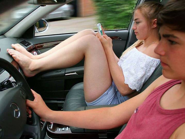 Nu tine picioarele pe bordul masinii. Daca airbag-ul este declansat, ai putea sa ti le rupi