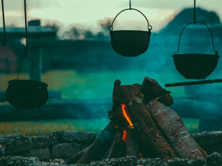 Nu se aprinde focul; nu se mananca mancare gatita la foc