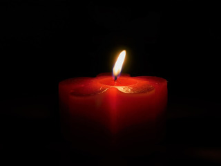 Se tine o candela aprinsa