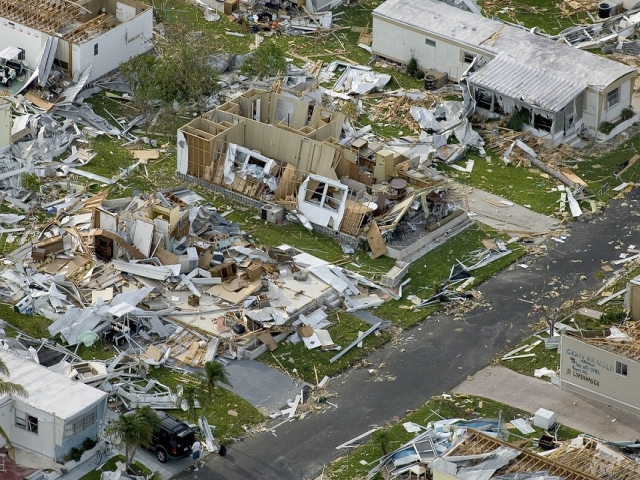 Uraganul Charley- a lovit Cuba, Insulele Cayman, Florida, Jamaica, Carolina de Sud, Carolina de Nord