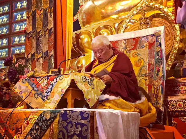 Multi calugari tibetani dorm in pozitia sezut