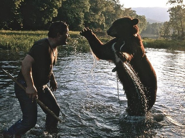 Larry si animalul sau de companie, ursul Coco. Jasper, Arkansas
