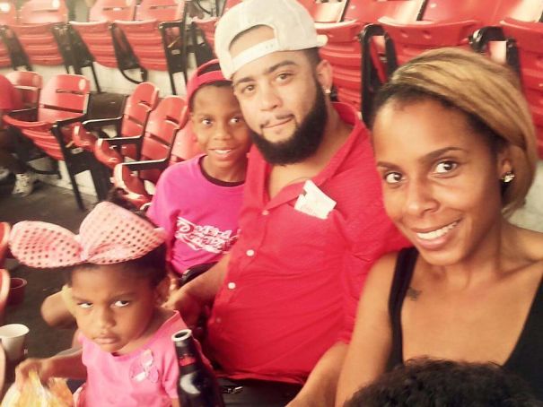 In fiecare poza cu parintii ei, aceasta fetita refuza sa zambeasca