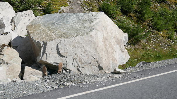 Nu, sub piatra nu se afla un om.