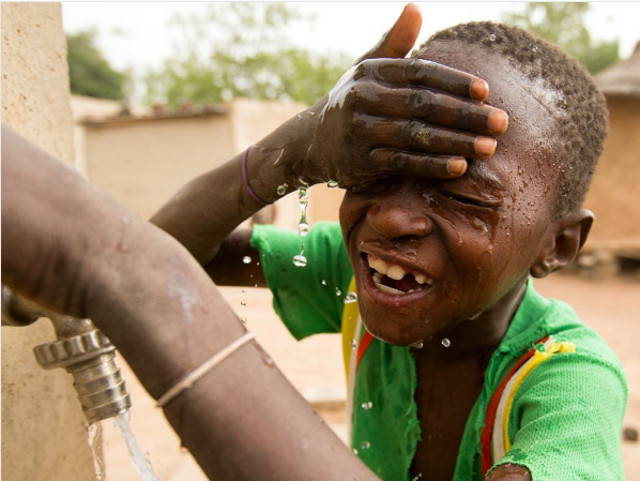 In Uganda, copiii stau si o zi intreaga la scoala fara sa bea apa