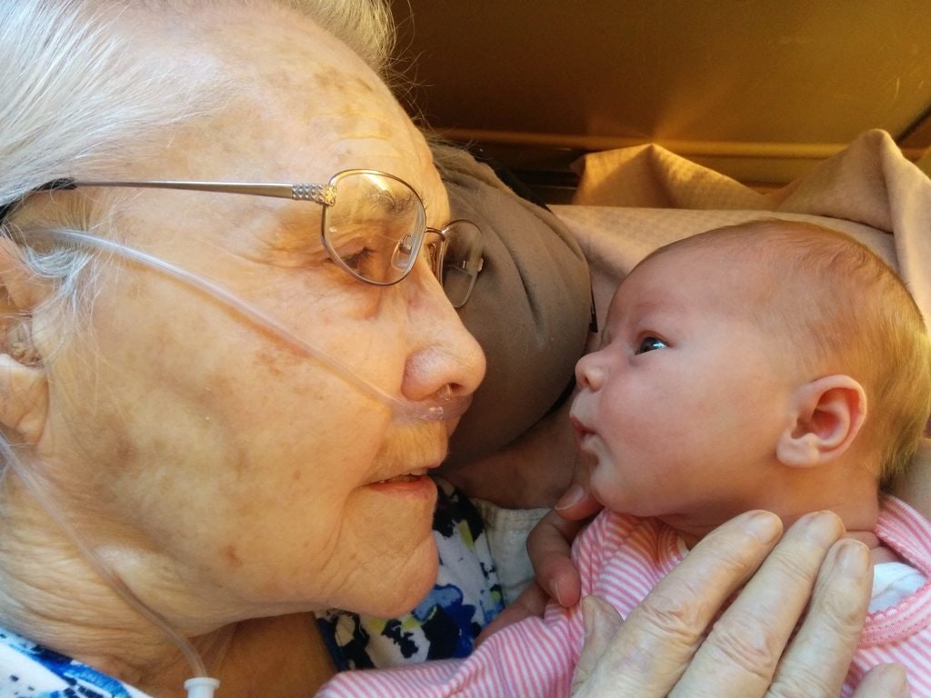 O bunica de 92 de ani isi vede pentru prima data nepoata nascuta in urma cu doua zile