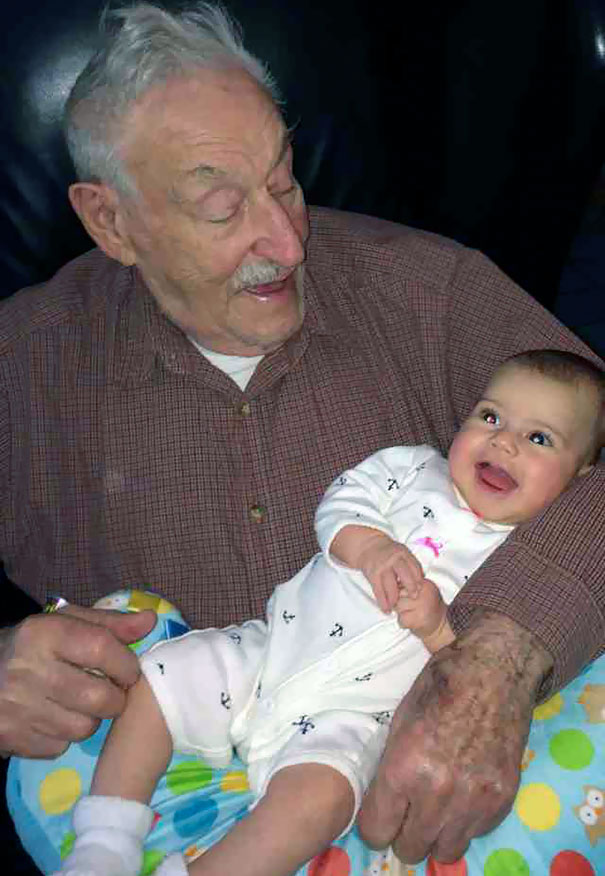 Bunicul de 91 de ani isi tine pentru prima data in brate nepoata de 91 de zile