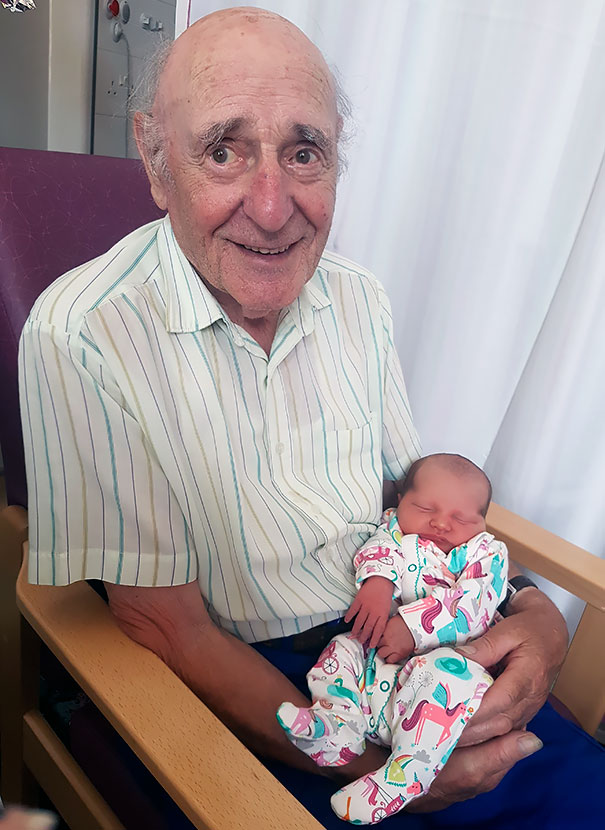 Bunicul de 87 de ani, pentru prima data impreuna cu nepoata sa