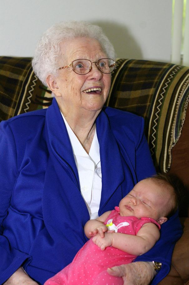 Stra-strabunica, nascuta in 1913 si nepoata nascuta in anul 2013