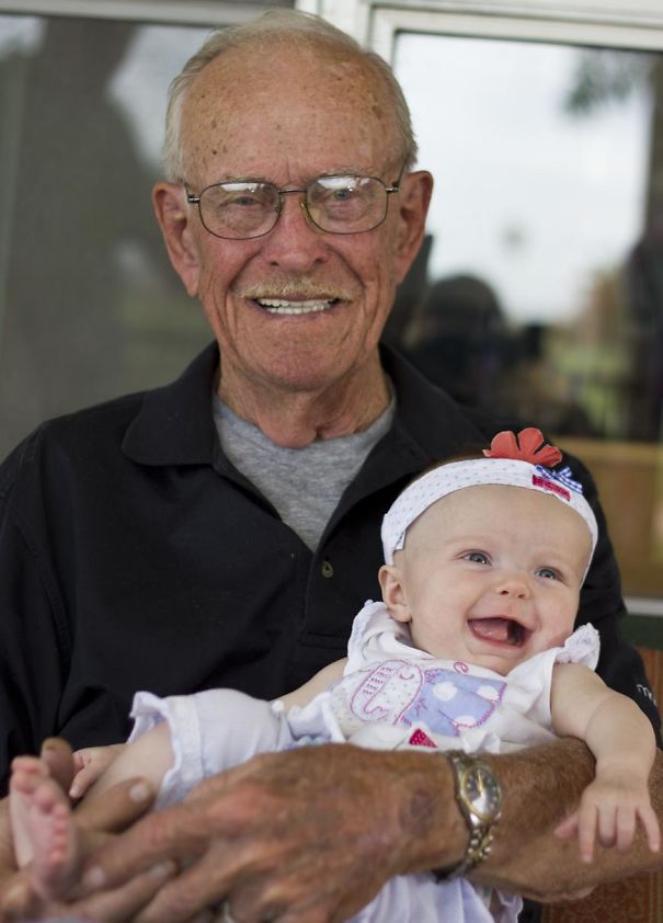 Bunicul si-a cunoscut nepoata in ziua in care a implinit 90 de ani