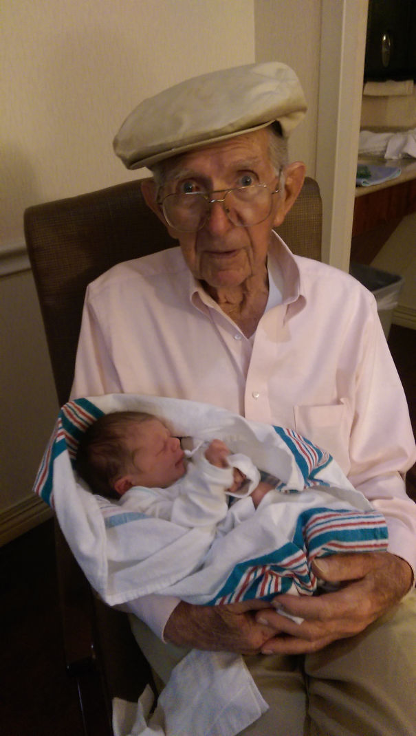 Bunicul de 94 de ani si nepotul in varsta de... o zi