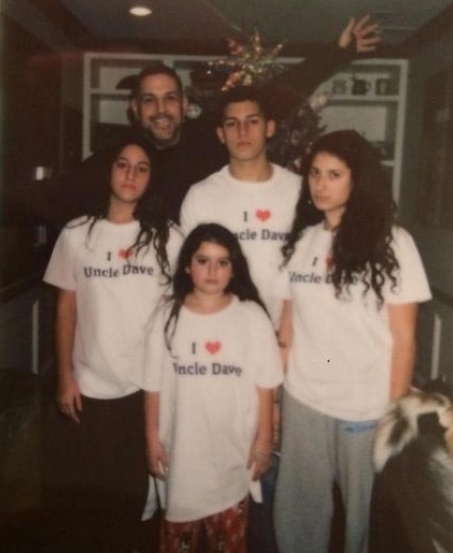 Cadoul unui unchi pentru nepotii sai: tricouri identice pe care scrie "Il iubesc pe unchiul Dave"