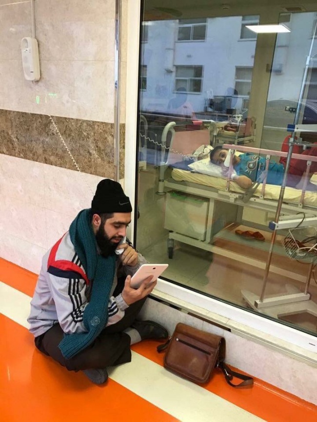 Un profesor ii citeste elevului sau, grav bolnav, lectiile si il tine la curent cu ce se intampla la scoala