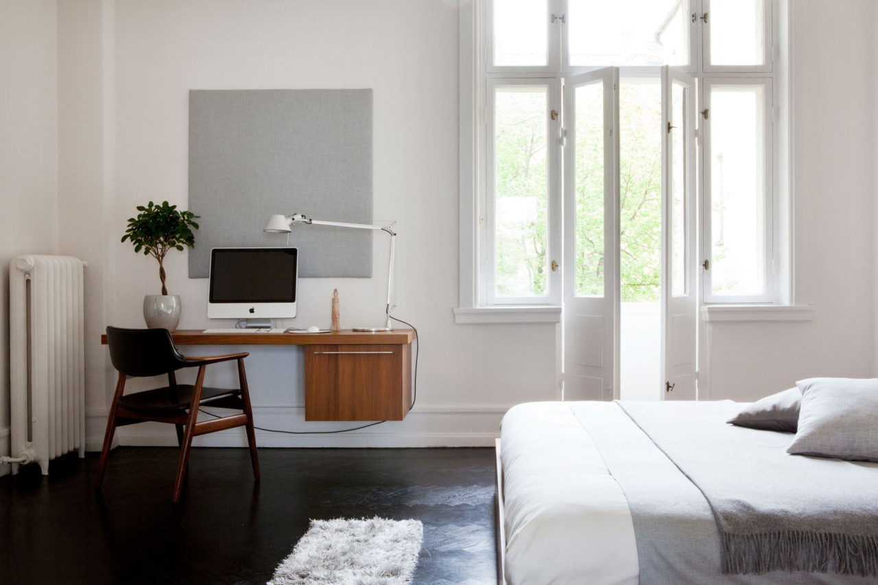 Dormitorul unei persoane minimaliste este aerisit, luminos si cu foarte putine obiecte