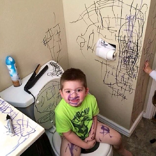 Daca adultii obisnuiesc sa cireasca pe wc, copiii au si ei activitatile lor