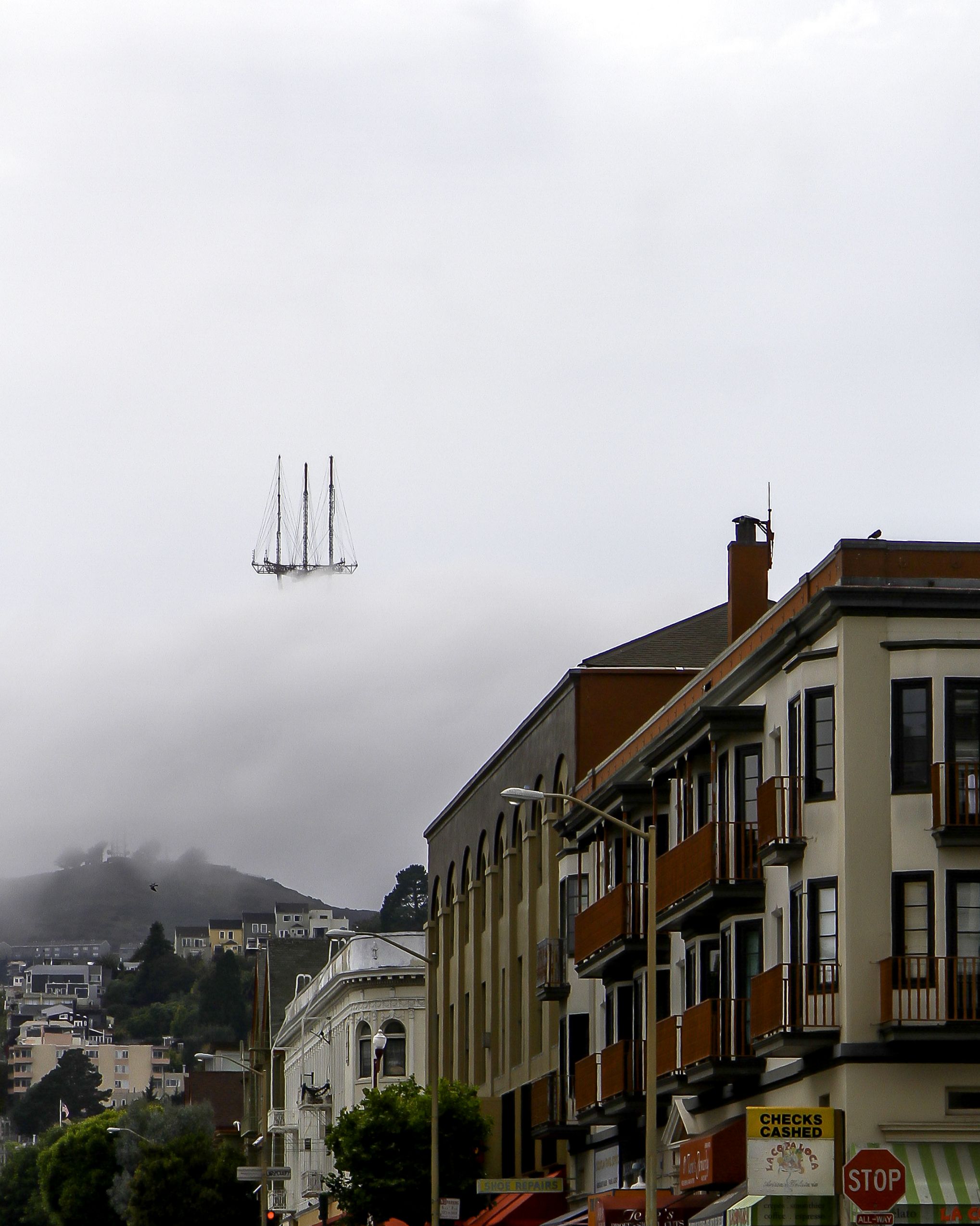 Cand este ceata, turnul Sutro Tower din San Francisco pare o nava in valuri